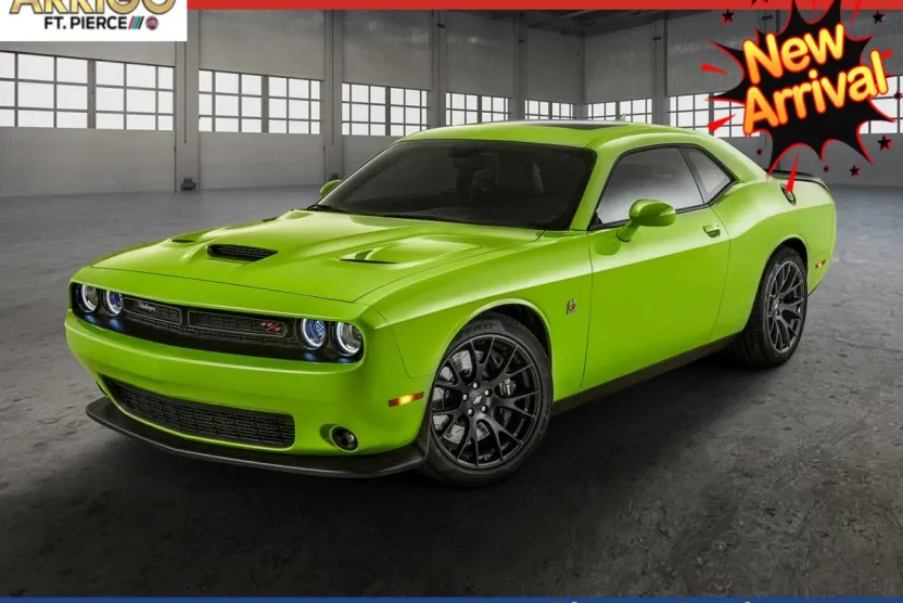 2023 Dodge Challenger SXT photo 1