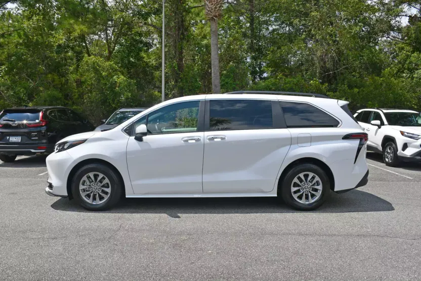 2024 Toyota Sienna XLE photo 1