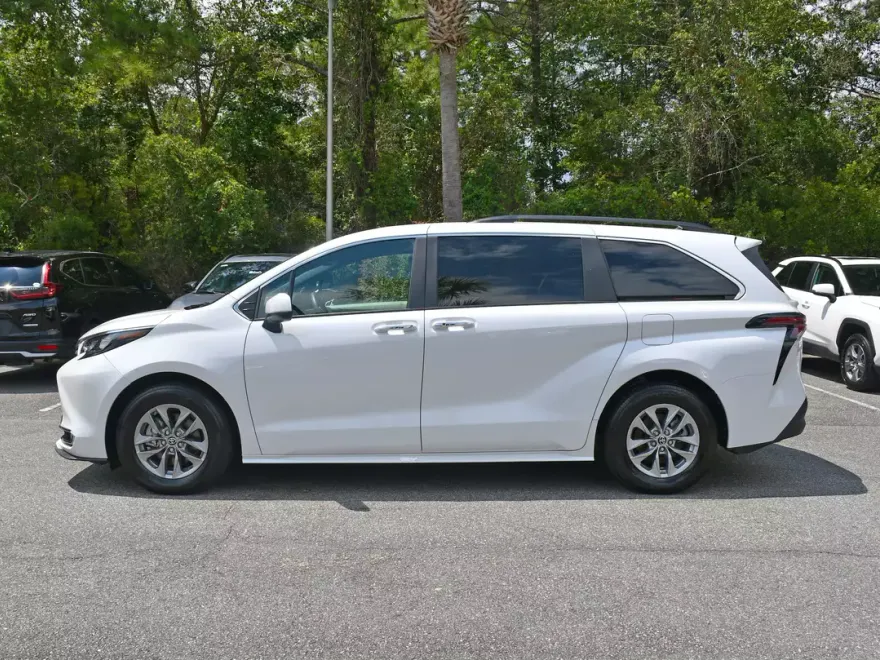 2024 Toyota Sienna XLE photo 1