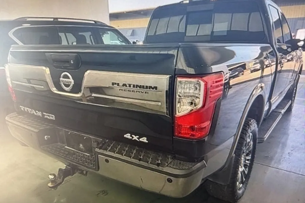2017 Nissan Titan Platinum Reserve photo 1