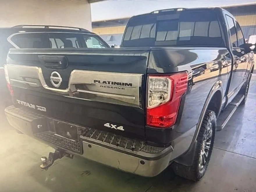 2017 Nissan Titan Platinum Reserve photo 1