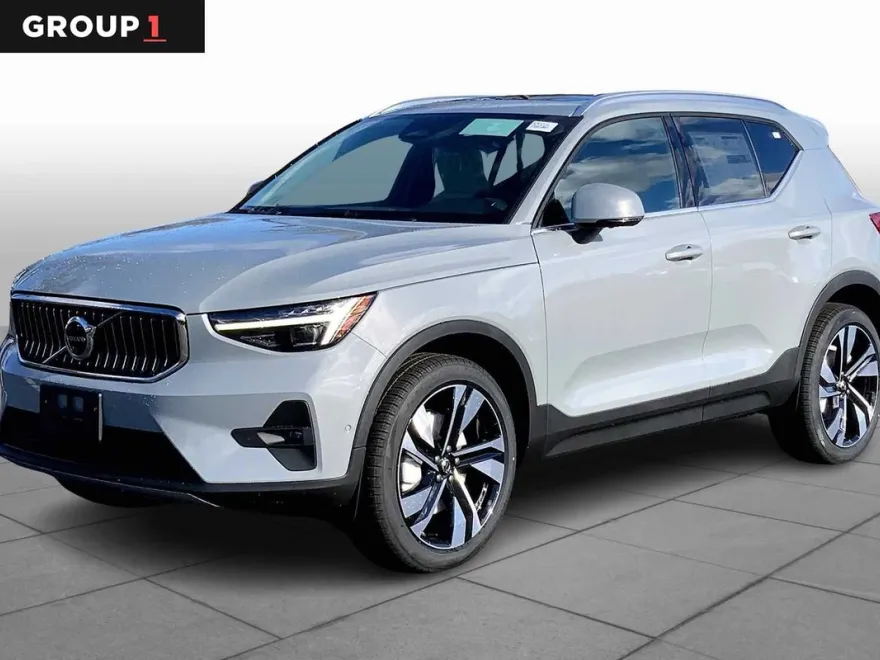 2025 Volvo XC40 Plus photo 1
