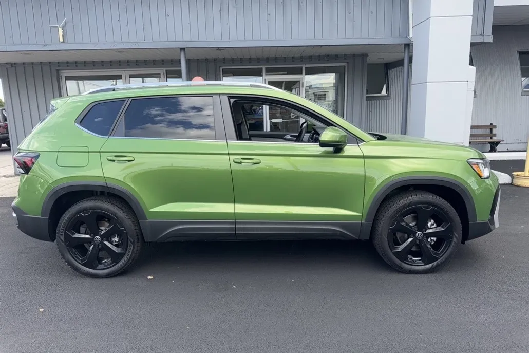 2025 Volkswagen Taos SEL photo 1
