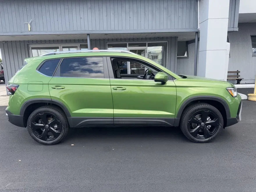 2025 Volkswagen Taos SEL photo 1