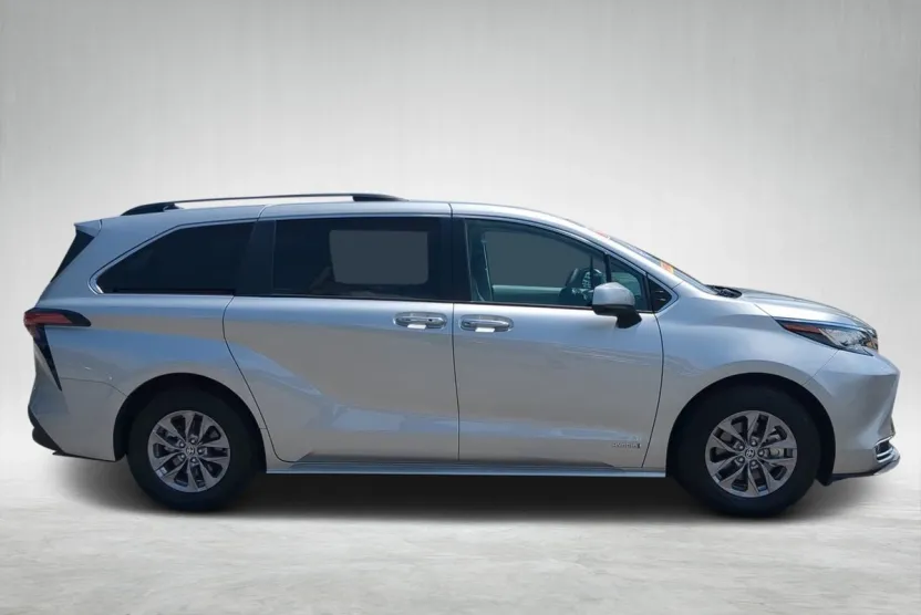 2021 Toyota Sienna XLE Hybrid photo 1