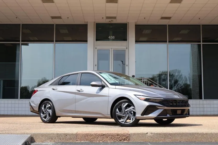 2025 Hyundai Elantra Limited photo 1