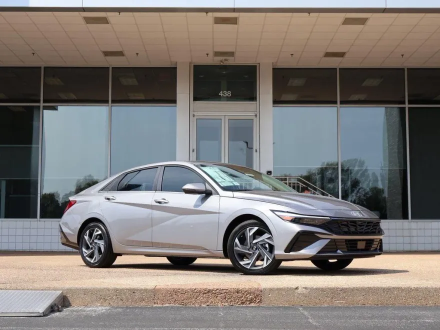 2025 Hyundai Elantra Limited photo 1