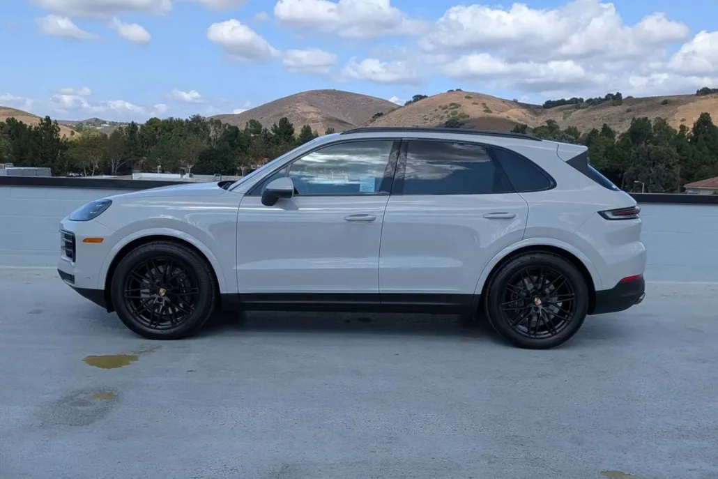 2025 Porsche Cayenne Base photo 1
