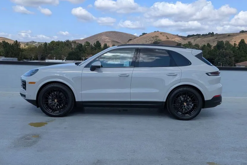 2025 Porsche Cayenne Base photo 1