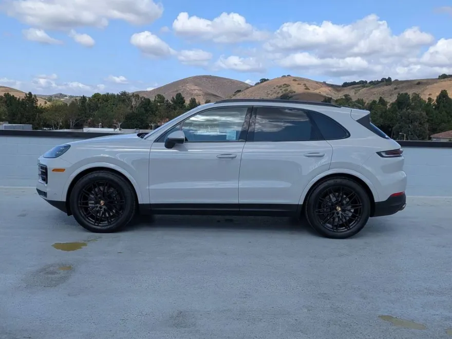 2025 Porsche Cayenne Base photo 1