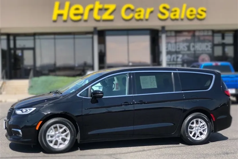 2024 Chrysler Pacifica Touring L photo 1