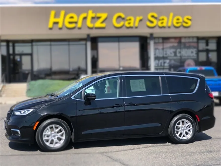 2024 Chrysler Pacifica Touring L photo 1