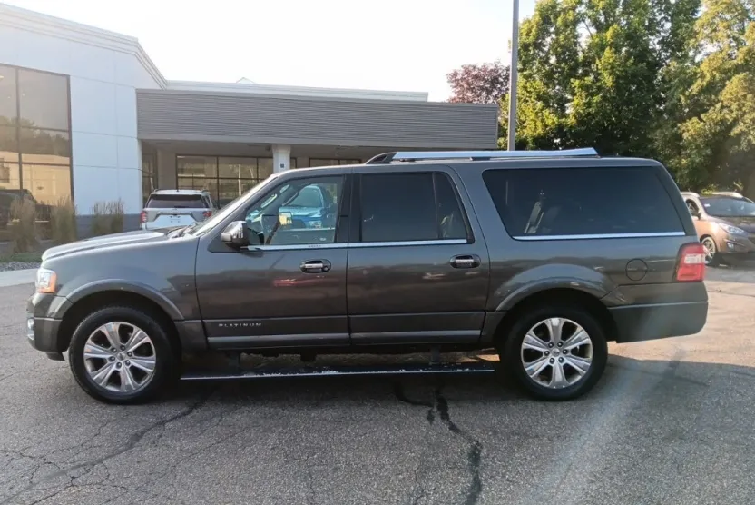 2017 Ford Expedition EL Platinum photo 1