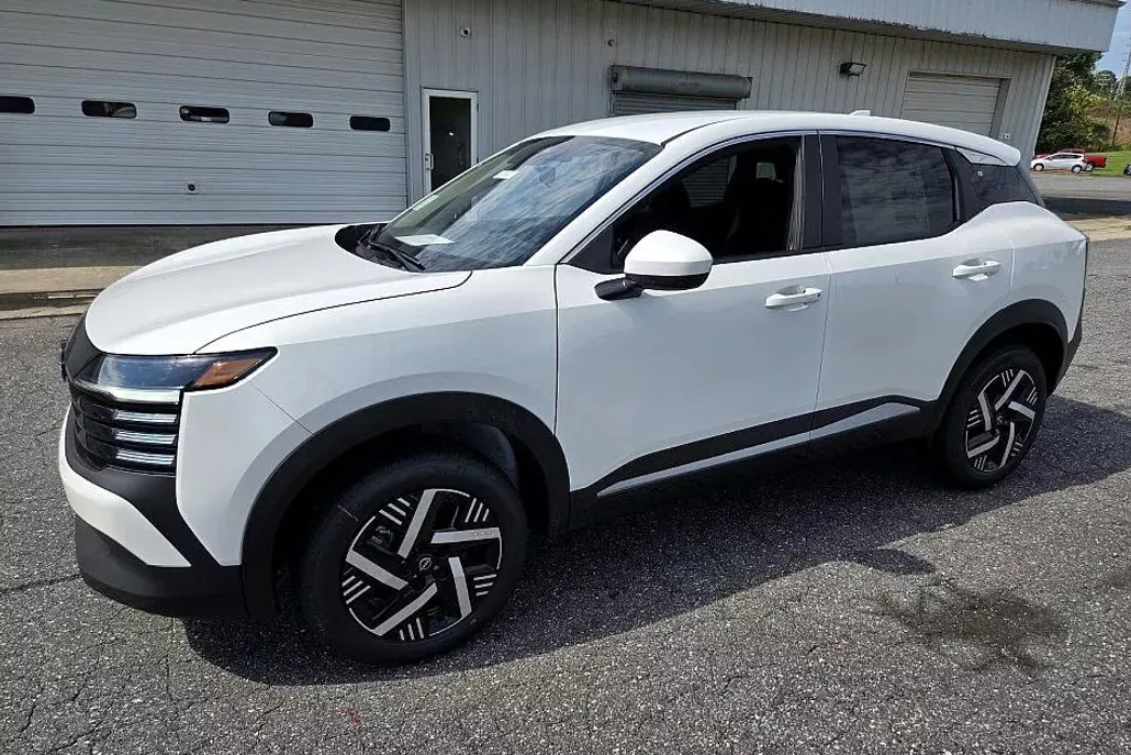 2025 Nissan Kicks SV photo 1