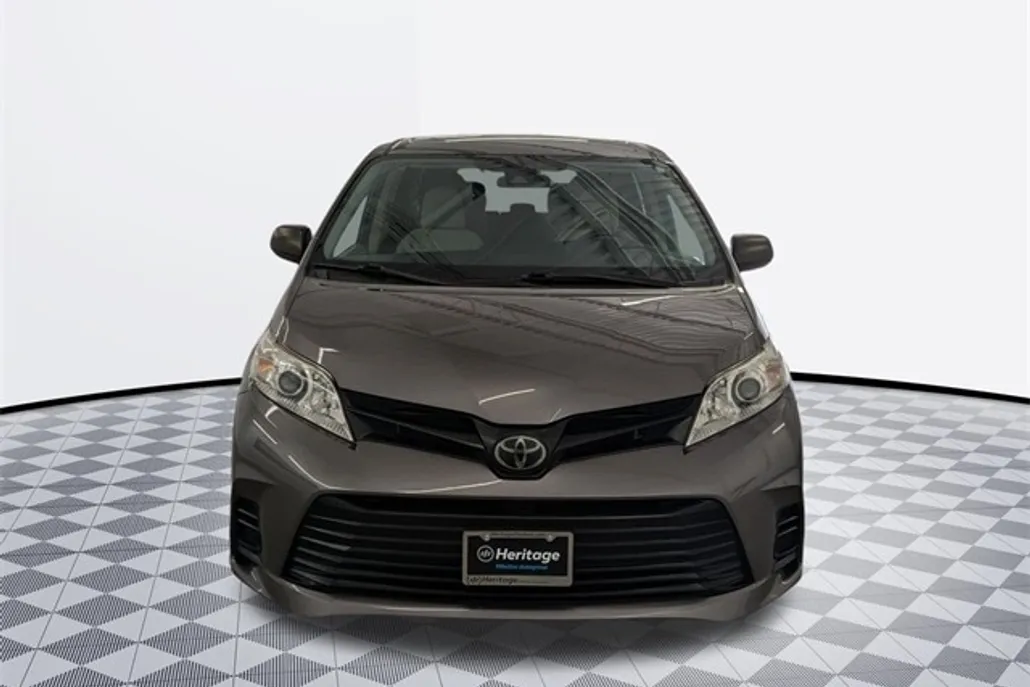 2020 Toyota Sienna L photo 1