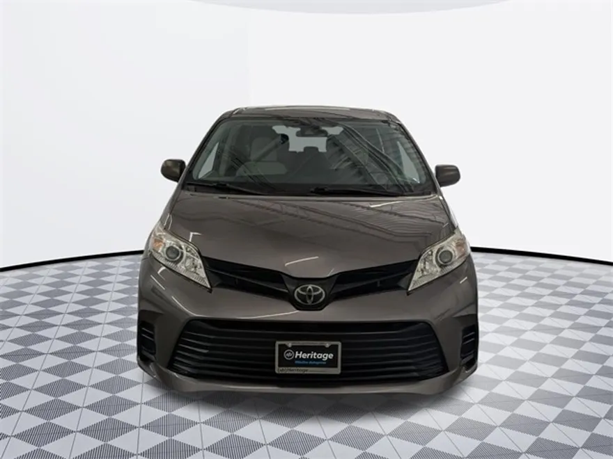 2020 Toyota Sienna L photo 1