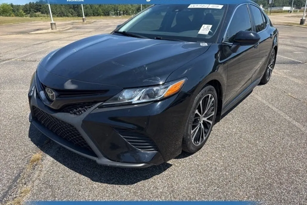 2020 Toyota Camry SE photo 1