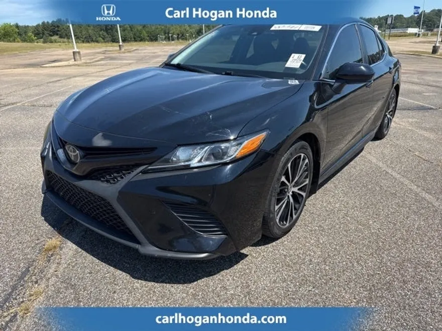 2020 Toyota Camry SE photo 1