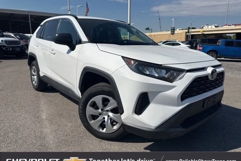 2020 Toyota RAV4 LE photo 1