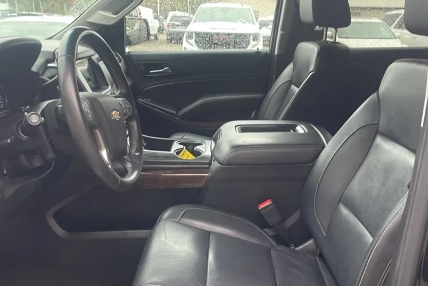 2018 Chevrolet Suburban LT photo 1