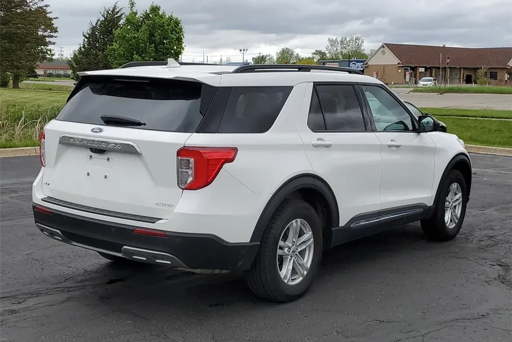 2023 Ford Explorer XLT photo 1