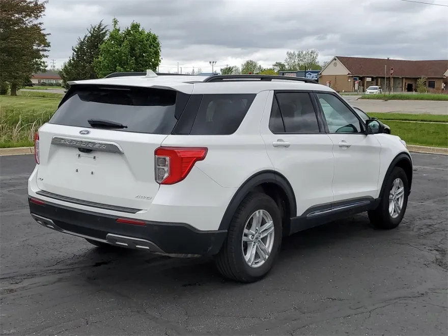 2023 Ford Explorer XLT photo 1