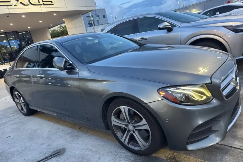 2017 Mercedes Benz E 300 photo 1