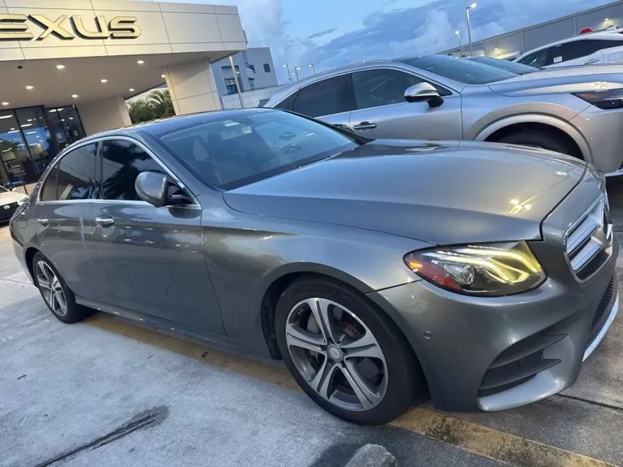 2017 Mercedes Benz E 300 photo 1