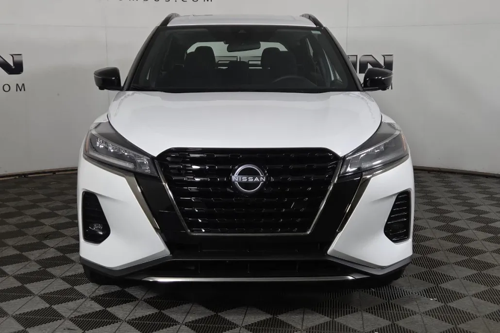 2024 Nissan Kicks SR photo 1