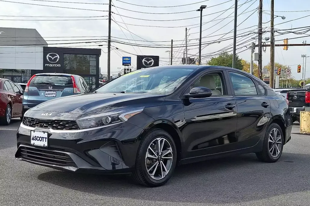 2023 Kia Forte LXS photo 1