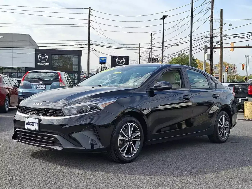 2023 Kia Forte LXS photo 1