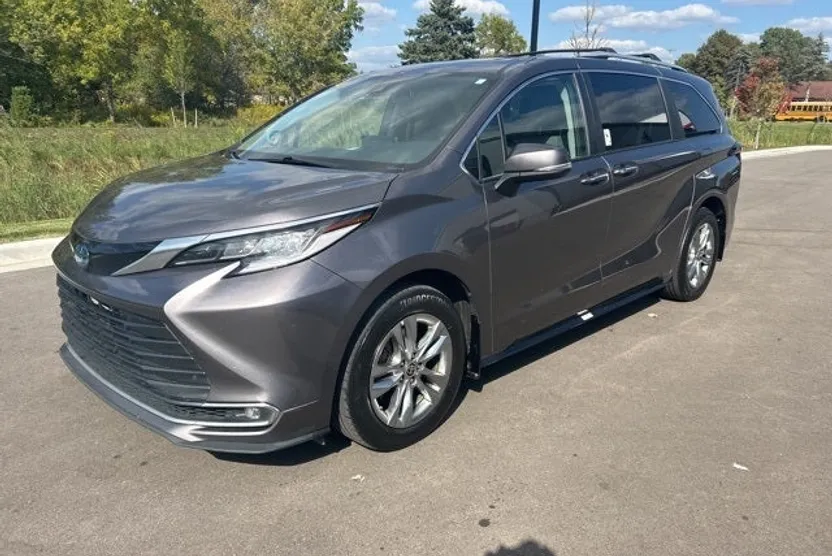 2022 Toyota Sienna Limited photo 1