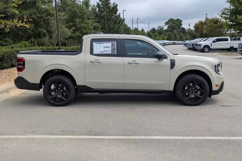 2025 Ford Maverick Lariat photo 1