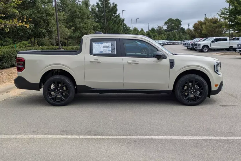 2025 Ford Maverick Lariat photo 1