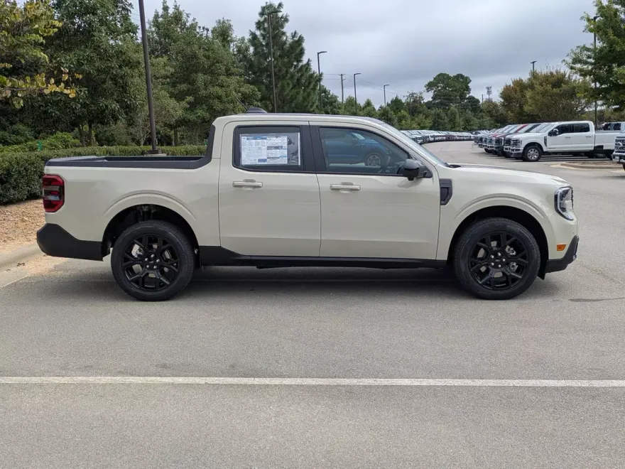 2025 Ford Maverick Lariat photo 1