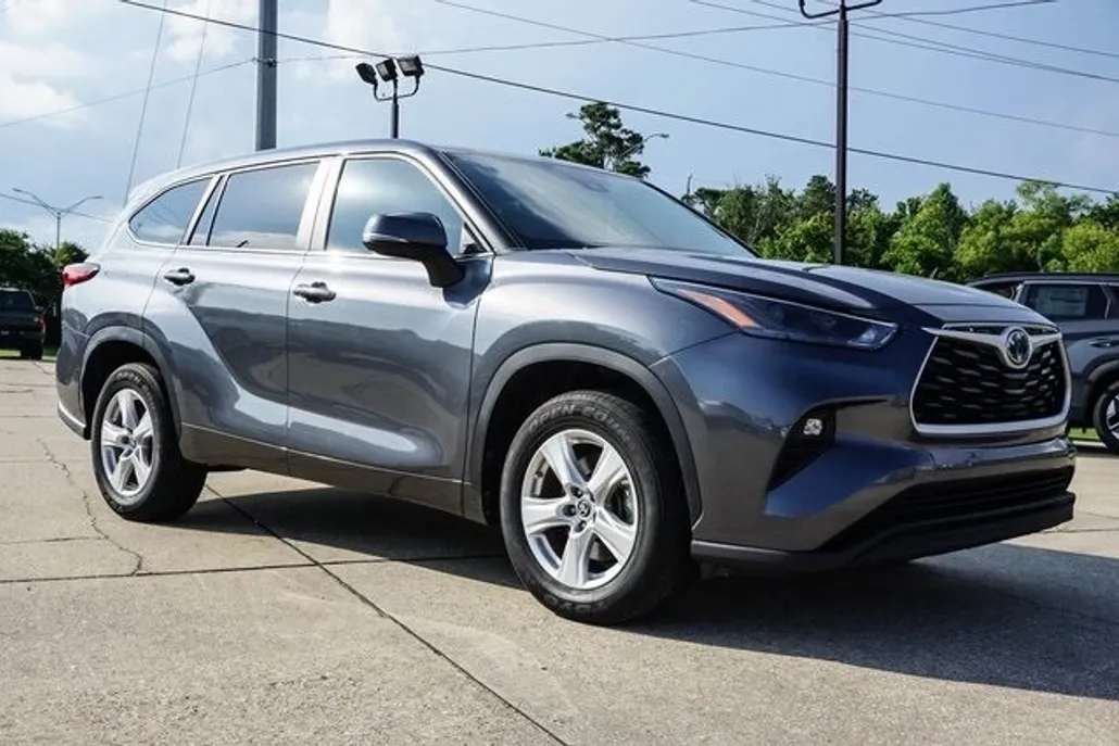 2023 Toyota Highlander LE photo 1