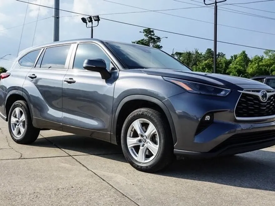 2023 Toyota Highlander LE photo 1