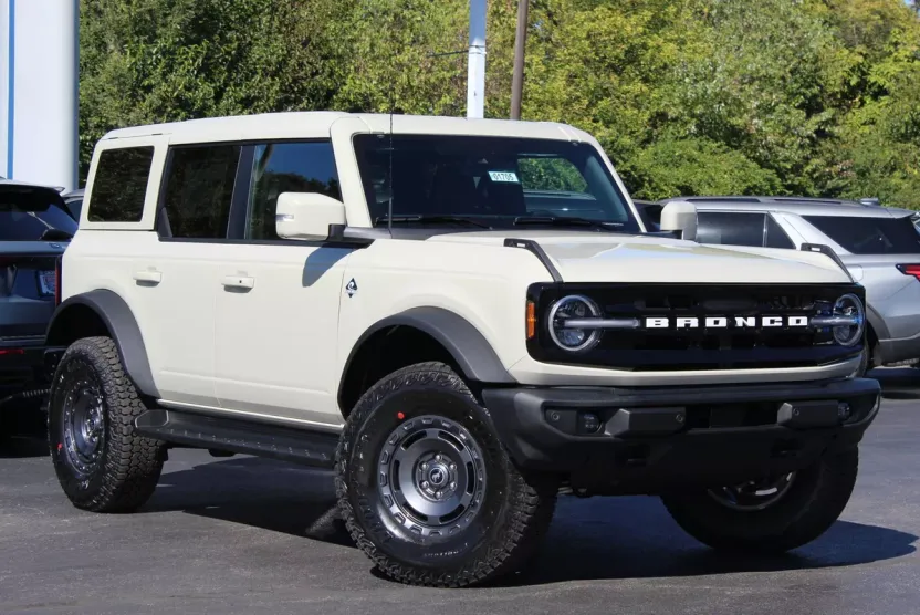 2025 Ford Bronco Outer Banks photo 1