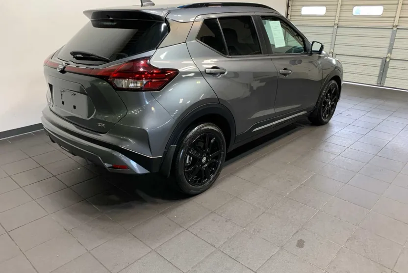 2021 Nissan Kicks SR photo 1