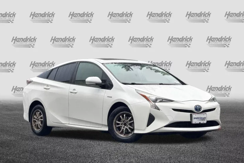 2016 Toyota Prius Three photo 1