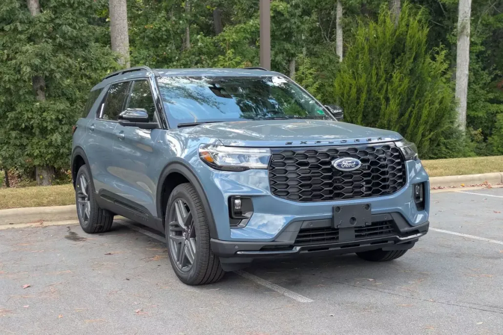 2025 Ford Explorer ST-Line photo 1