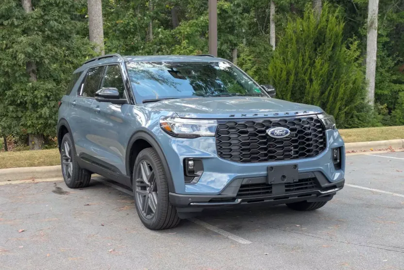 2025 Ford Explorer ST-Line photo 1