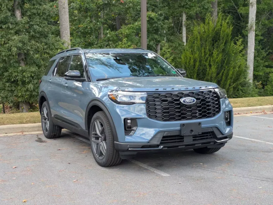 2025 Ford Explorer ST-Line photo 1