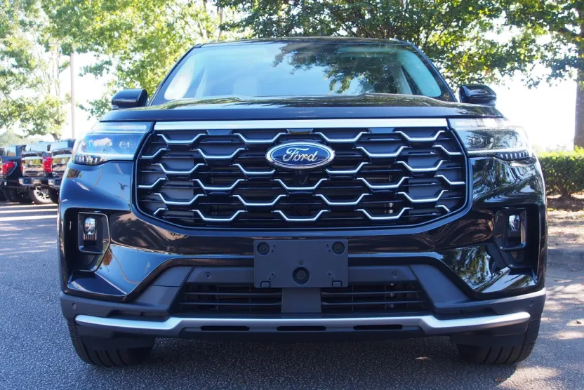 2025 Ford Explorer Platinum photo 1