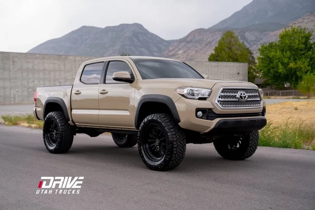 2016 Toyota Tacoma TRD photo 1