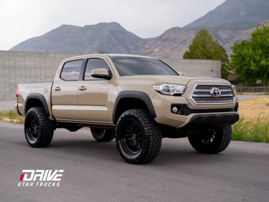 2016 Toyota Tacoma TRD photo 1