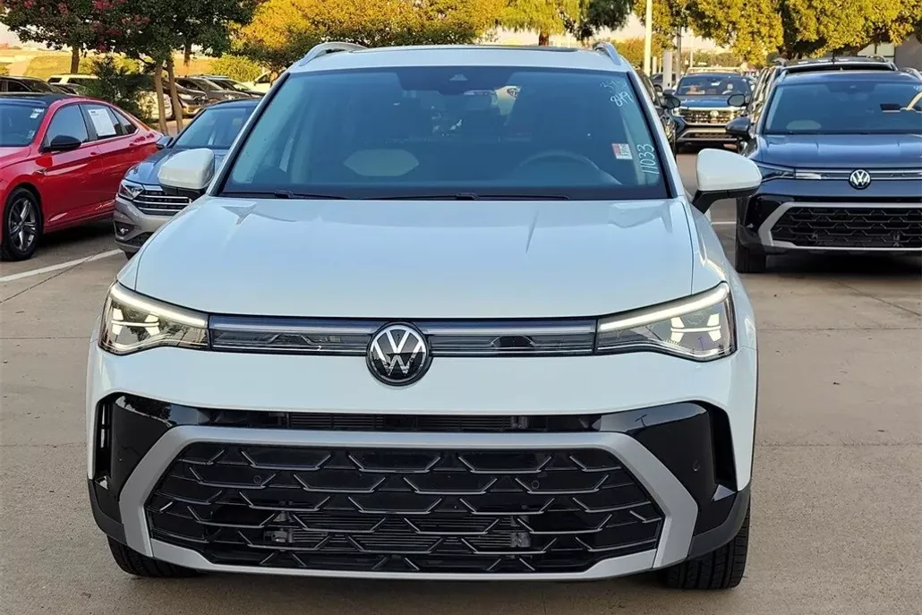 2025 Volkswagen Taos SEL photo 1