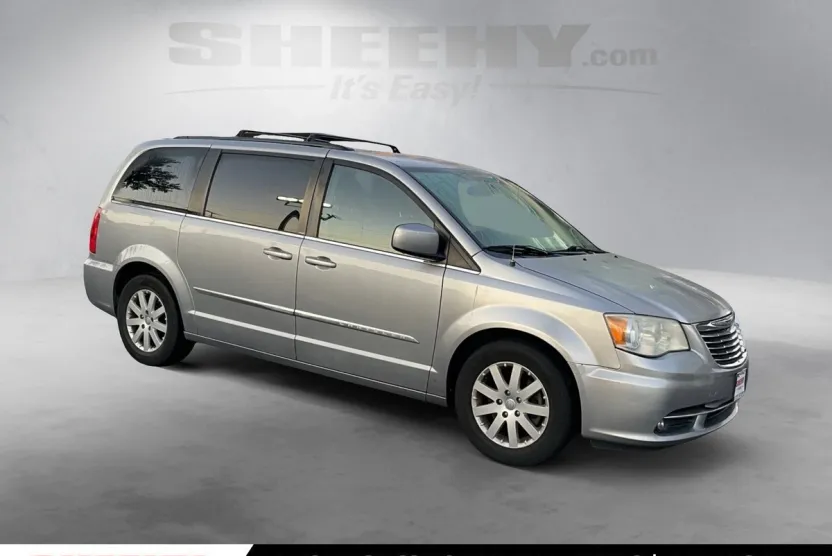 2013 Chrysler Town & Country Touring photo 1