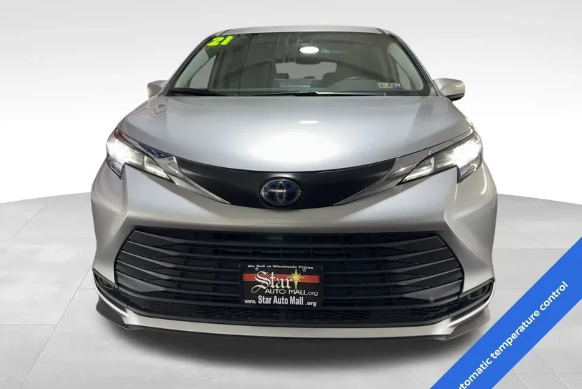 2021 Toyota Sienna LE photo 1