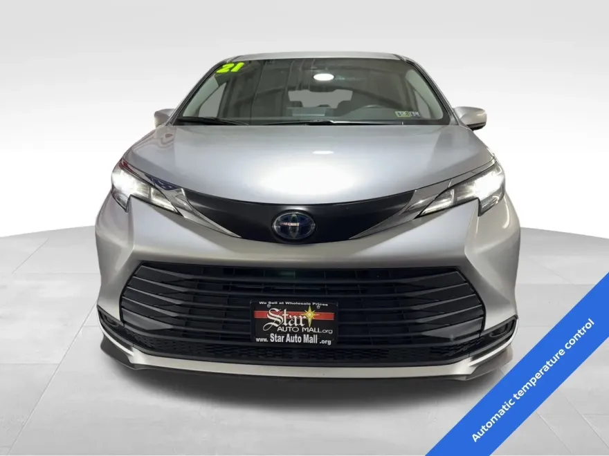 2021 Toyota Sienna LE photo 1
